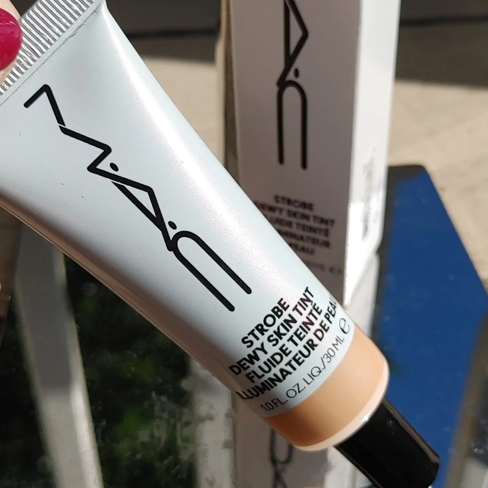 MAC Strobe Dewy Skin Tint - Shade - Light 3